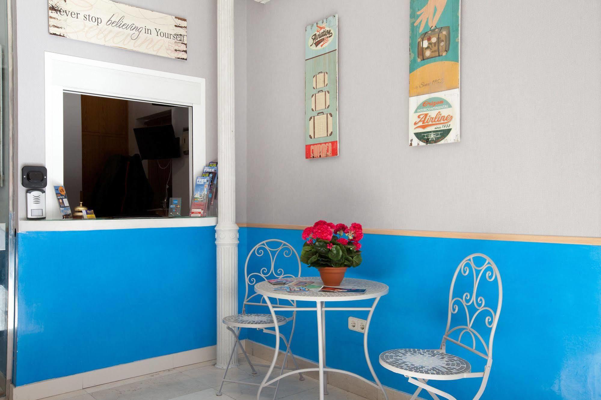 Hostal Montaloya Madrid Luaran gambar